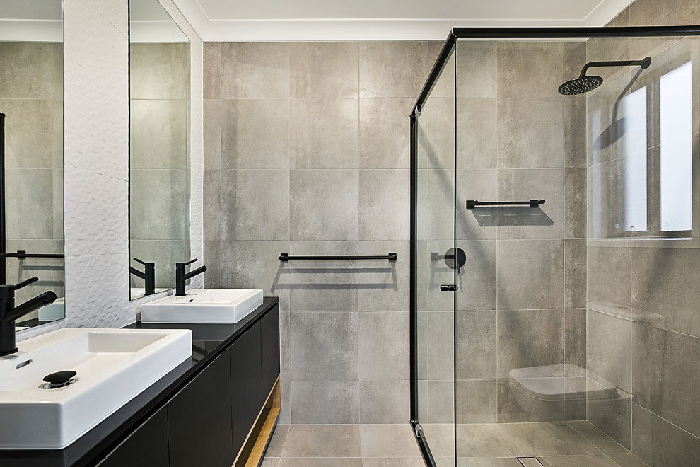 Стильный дизайн: ванная комната в современном стиле с цементной плиткой, полом из цементной плитки и душевой кабиной - последний тренд