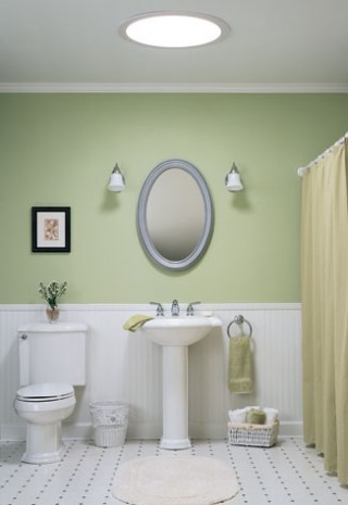 Modelo de cuarto de baño principal clásico de tamaño medio con lavabo con pedestal, combinación de ducha y bañera, sanitario de dos piezas, baldosas y/o azulejos blancos y paredes verdes