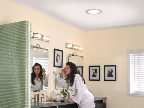 Стильный дизайн: большая главная ванная комната в современном стиле с открытым душем и зеленой плиткой - последний тренд