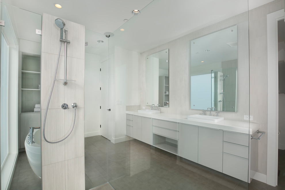 Idéer för att renovera ett stort funkis en-suite badrum, med släta luckor, beige skåp, ett fristående badkar, en hörndusch, vita väggar, betonggolv, ett nedsänkt handfat, bänkskiva i kvarts, grått golv och dusch med gångjärnsdörr