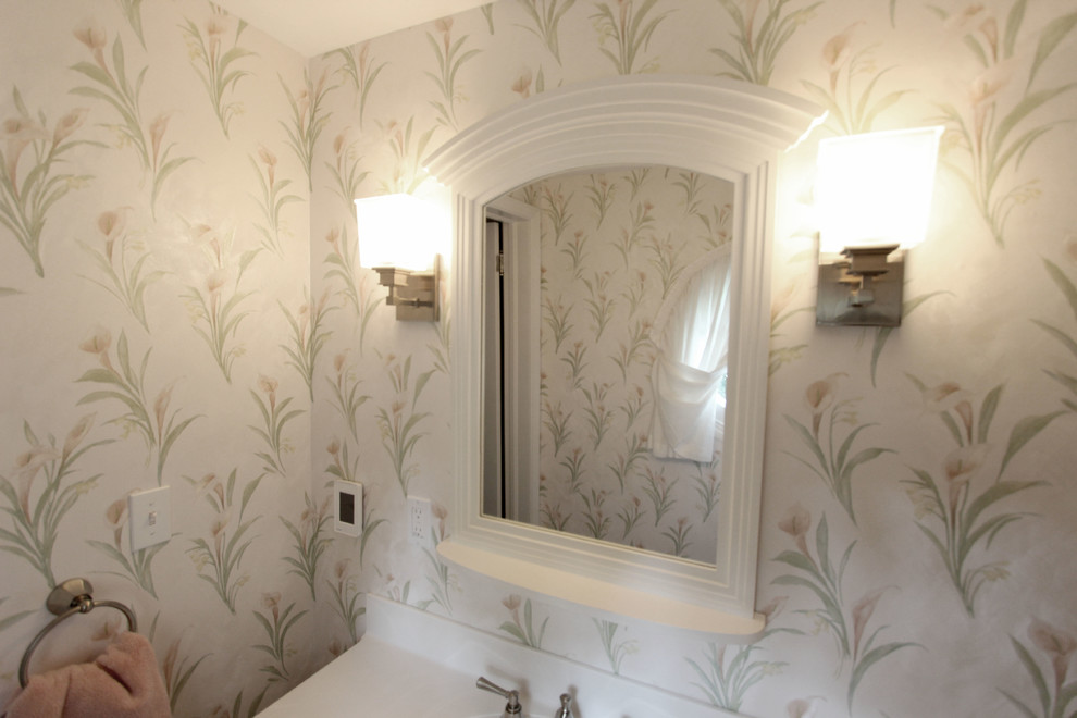 Стильный дизайн: маленькая главная ванная комната в классическом стиле с белыми фасадами, угловым душем, унитазом-моноблоком, белой плиткой, разноцветными стенами, полом из цементной плитки, врезной раковиной, столешницей из искусственного камня, белым полом и душем с распашными дверями для на участке и в саду - последний тренд