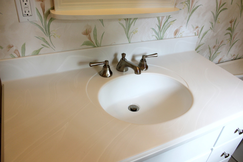 Idéer för att renovera ett litet vintage en-suite badrum, med vita skåp, en hörndusch, en toalettstol med hel cisternkåpa, flerfärgade väggar, klinkergolv i keramik, ett undermonterad handfat, bänkskiva i akrylsten, vitt golv och dusch med gångjärnsdörr