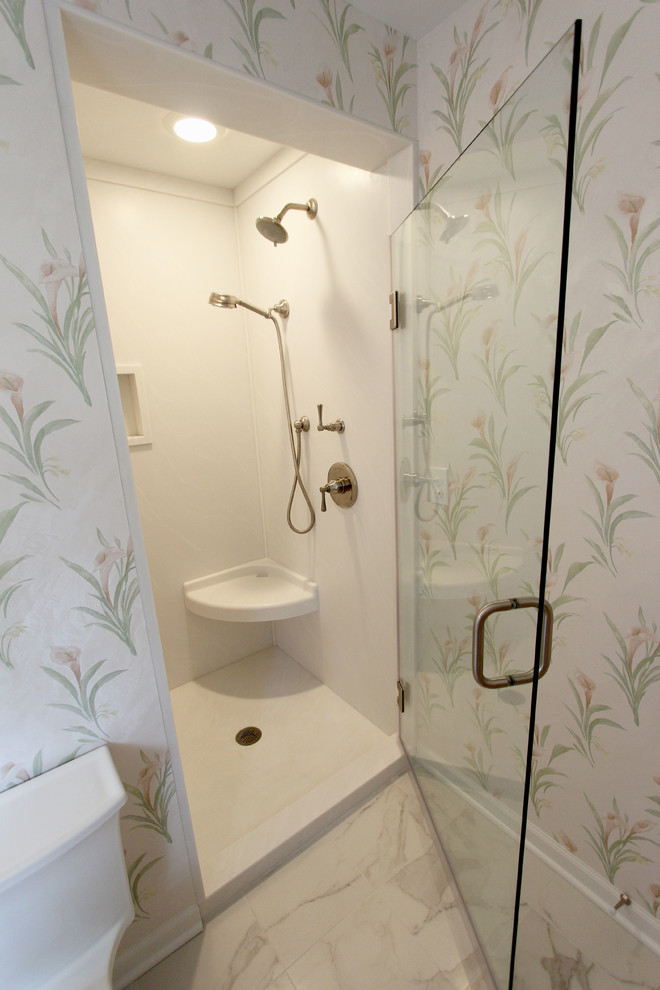 Свежая идея для дизайна: маленькая главная ванная комната в классическом стиле с белыми фасадами, угловым душем, унитазом-моноблоком, белой плиткой, разноцветными стенами, полом из цементной плитки, врезной раковиной, столешницей из искусственного камня, белым полом и душем с распашными дверями для на участке и в саду - отличное фото интерьера