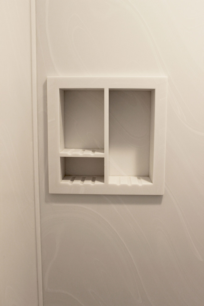 Idéer för små vintage en-suite badrum, med vita skåp, en hörndusch, en toalettstol med hel cisternkåpa, vit kakel, flerfärgade väggar, cementgolv, ett undermonterad handfat, bänkskiva i akrylsten, vitt golv och dusch med gångjärnsdörr