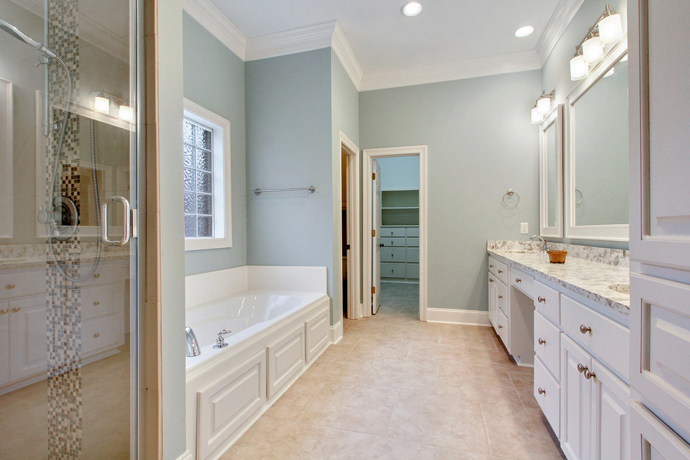 Exempel på ett stort klassiskt en-suite badrum, med luckor med upphöjd panel, vita skåp, ett badkar i en alkov, en dusch i en alkov, beige kakel, mosaik, blå väggar, klinkergolv i keramik, ett undermonterad handfat och granitbänkskiva