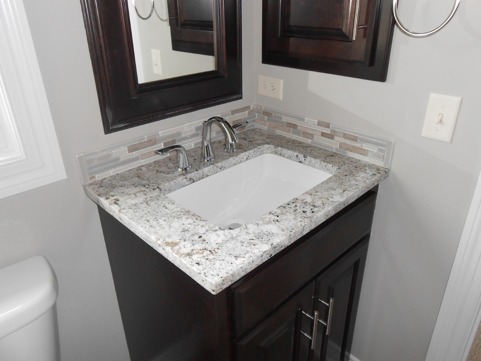 Foto di una piccola stanza da bagno contemporanea con lavabo sottopiano, top in granito, piastrelle multicolore, piastrelle a mosaico, pareti beige e ante in legno bruno