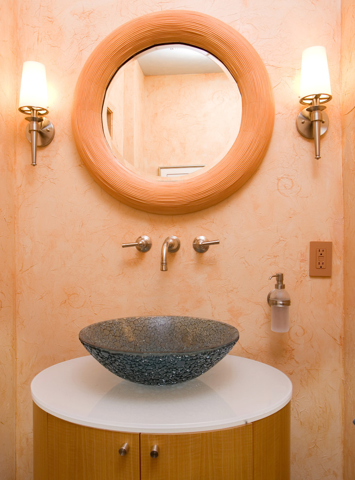 На фото: ванная комната среднего размера в стиле неоклассика (современная классика) с настольной раковиной, светлыми деревянными фасадами, розовыми стенами, стеклянной столешницей, белой столешницей и плоскими фасадами с