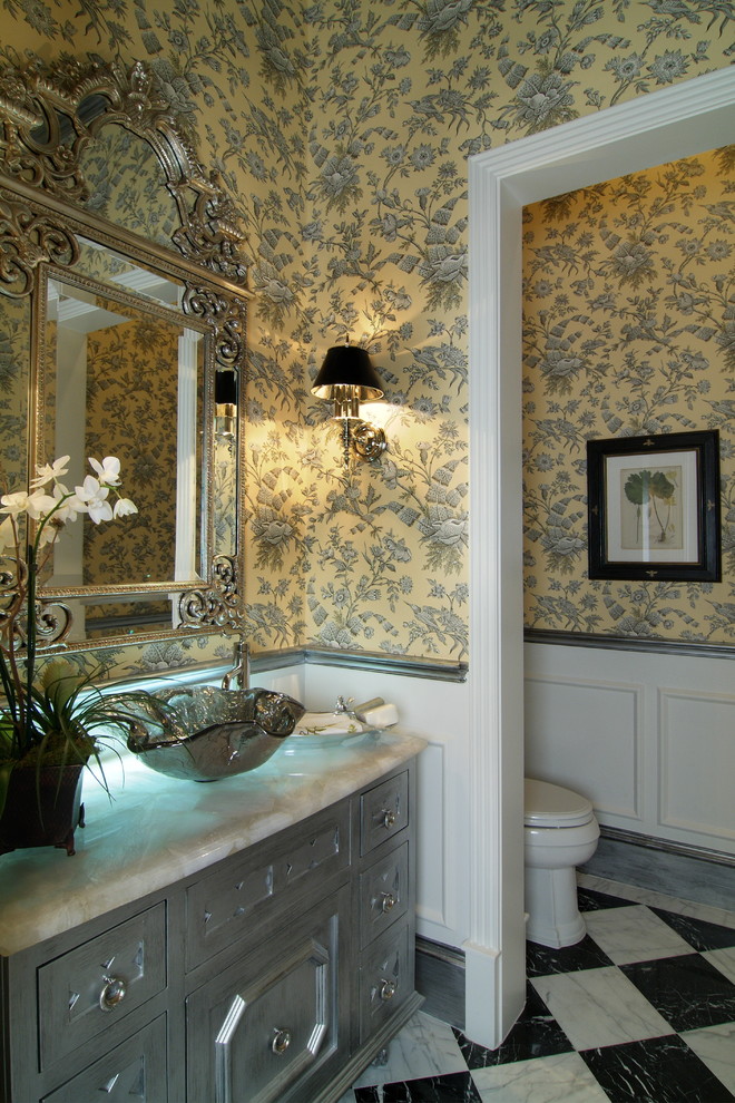 Пример оригинального дизайна: большая ванная комната в классическом стиле с фасадами с выступающей филенкой, искусственно-состаренными фасадами, угловой ванной, открытым душем, унитазом-моноблоком, белой плиткой, керамогранитной плиткой, желтыми стенами, полом из керамогранита, душевой кабиной, настольной раковиной, столешницей из оникса и разноцветным полом