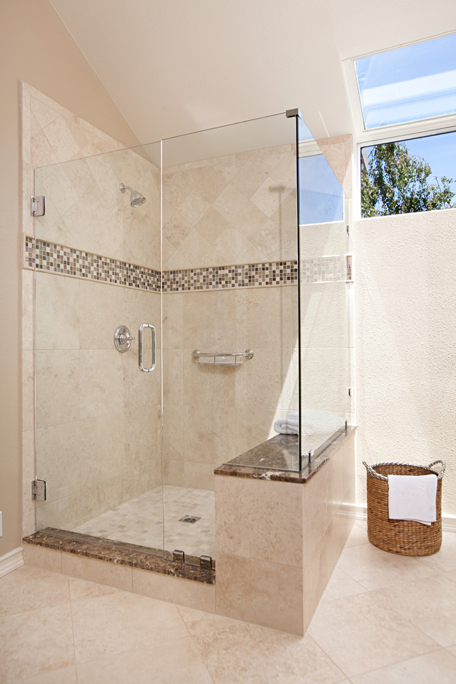 Exempel på ett mycket stort klassiskt en-suite badrum, med luckor med infälld panel, beige skåp, en hörndusch, en toalettstol med separat cisternkåpa, beige kakel, porslinskakel, beige väggar, klinkergolv i porslin, ett undermonterad handfat och granitbänkskiva
