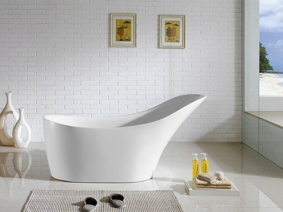 Cette photo montre une grande salle de bain moderne avec une baignoire indépendante.