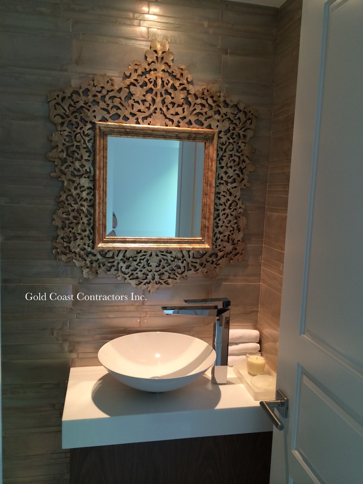 Immagine di una stanza da bagno con doccia moderna di medie dimensioni con ante lisce, ante in legno scuro e piastrelle beige