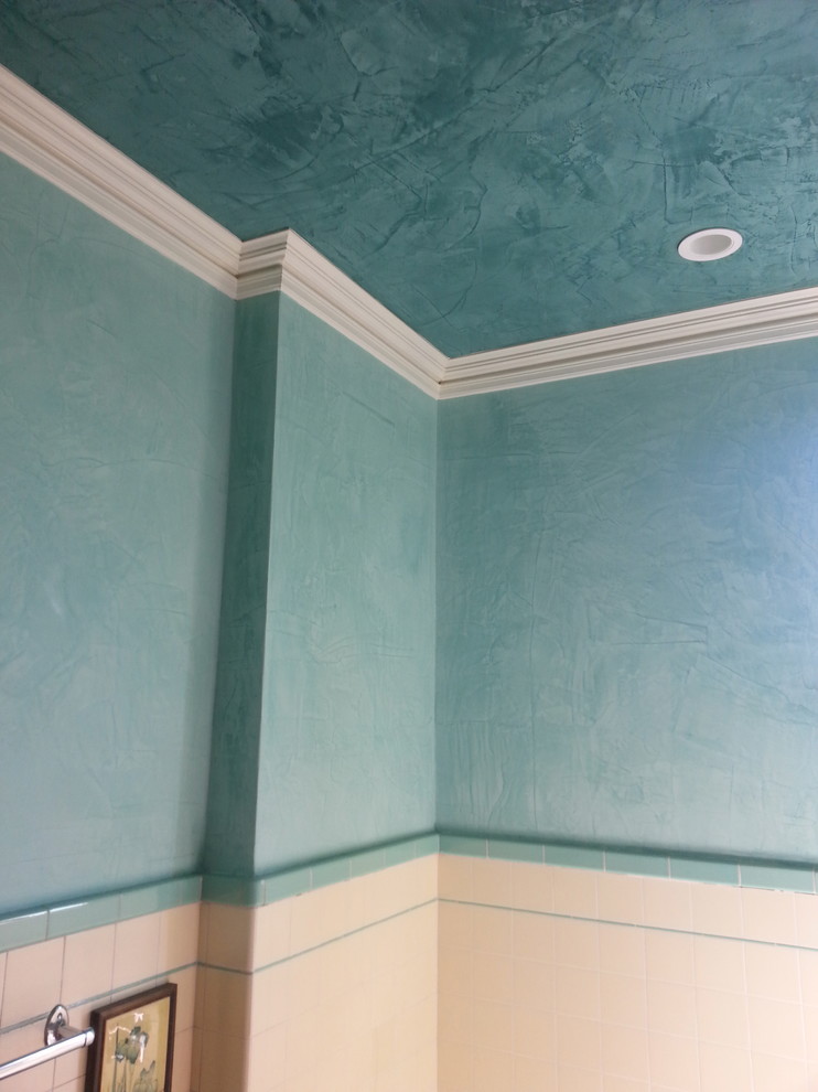 Idéer för ett mellanstort klassiskt en-suite badrum, med vit kakel, porslinskakel och blå väggar