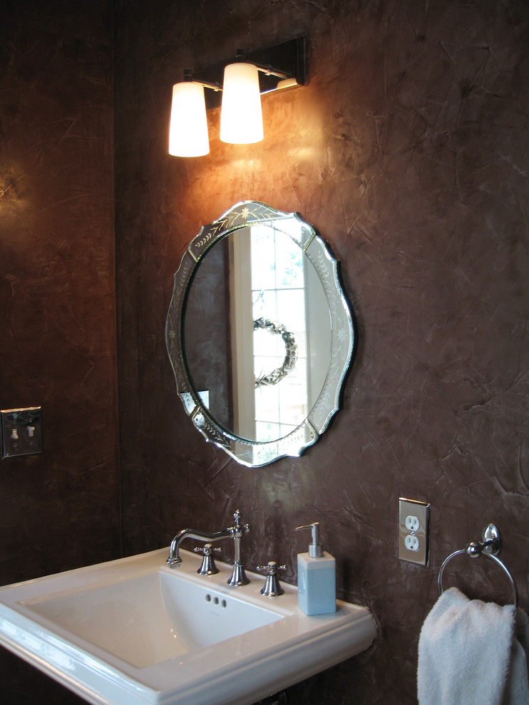 Ejemplo de cuarto de baño minimalista pequeño con lavabo con pedestal, sanitario de dos piezas, paredes marrones y suelo de madera oscura