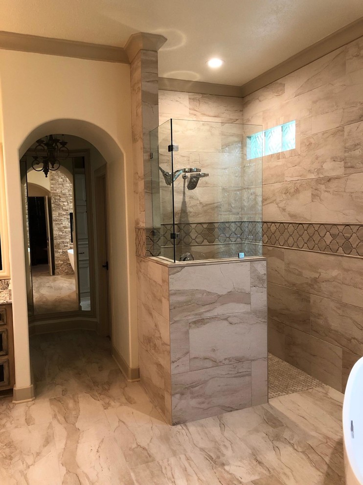 Inspiration för stora medelhavsstil en-suite badrum, med ett fristående badkar, en kantlös dusch, brun kakel, keramikplattor, klinkergolv i keramik, brunt golv och med dusch som är öppen