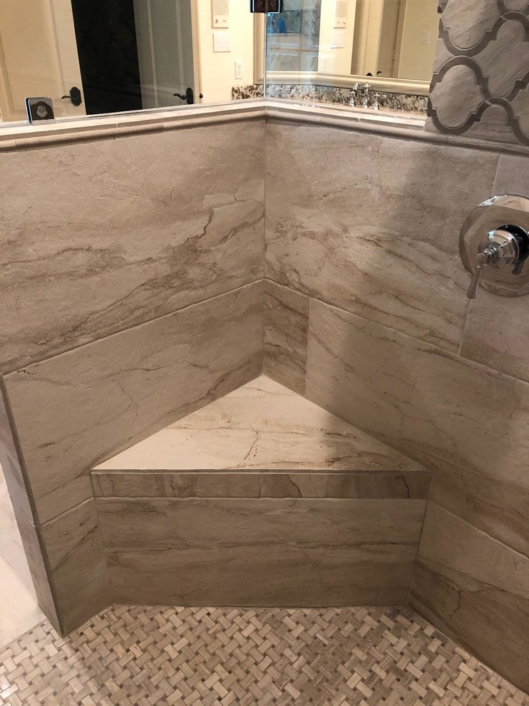 Exempel på ett stort medelhavsstil en-suite badrum, med ett fristående badkar, en kantlös dusch, brun kakel, keramikplattor, klinkergolv i keramik, brunt golv och med dusch som är öppen