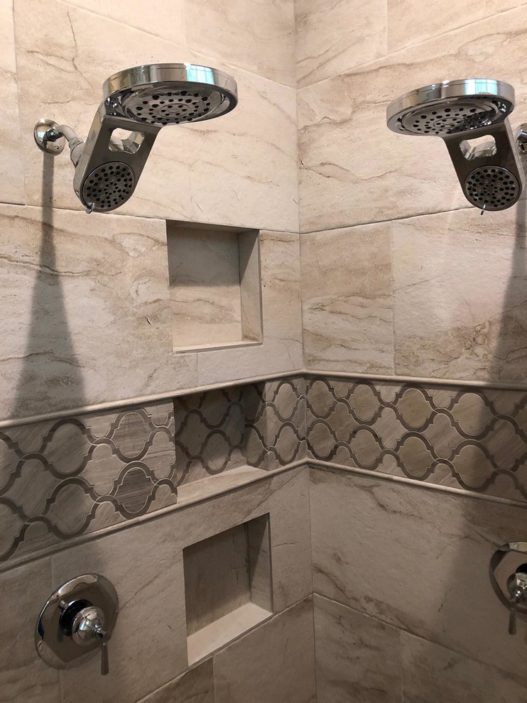 Пример оригинального дизайна: большая главная ванная комната в средиземноморском стиле с отдельно стоящей ванной, душем без бортиков, коричневой плиткой, керамической плиткой, полом из керамической плитки, коричневым полом и открытым душем
