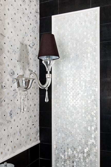 Foto di una stanza da bagno tradizionale con lavabo integrato, piastrelle multicolore e pavimento in gres porcellanato
