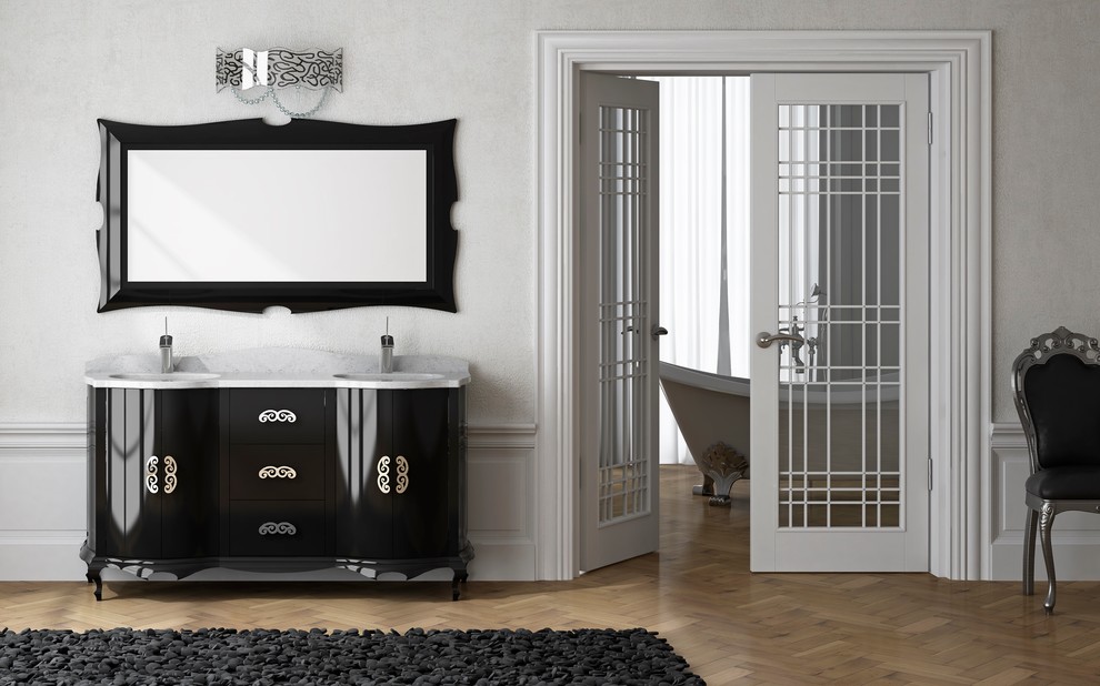 Idee per una stanza da bagno padronale boho chic con lavabo sottopiano, consolle stile comò, ante nere e top in marmo