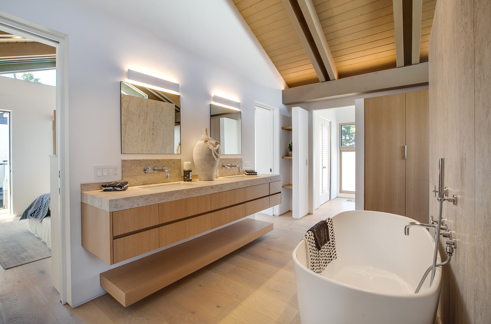 Idee per una stanza da bagno padronale stile marino con ante lisce, ante in legno chiaro, vasca freestanding, pareti bianche, parquet chiaro, lavabo sottopiano, pavimento beige e top beige
