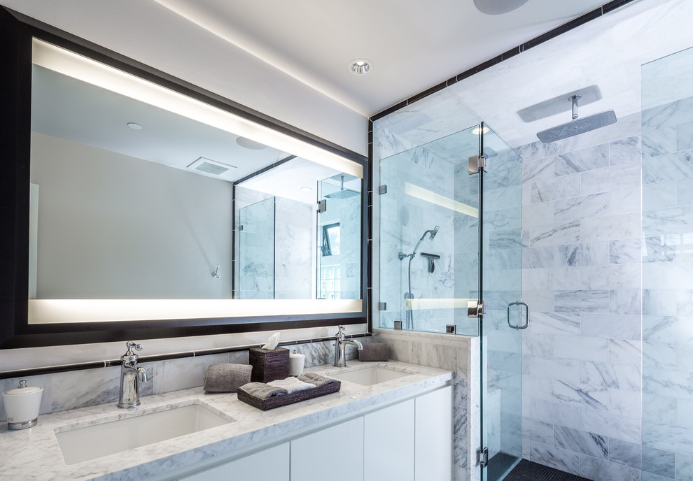 Идея дизайна: ванная комната в современном стиле с врезной раковиной
