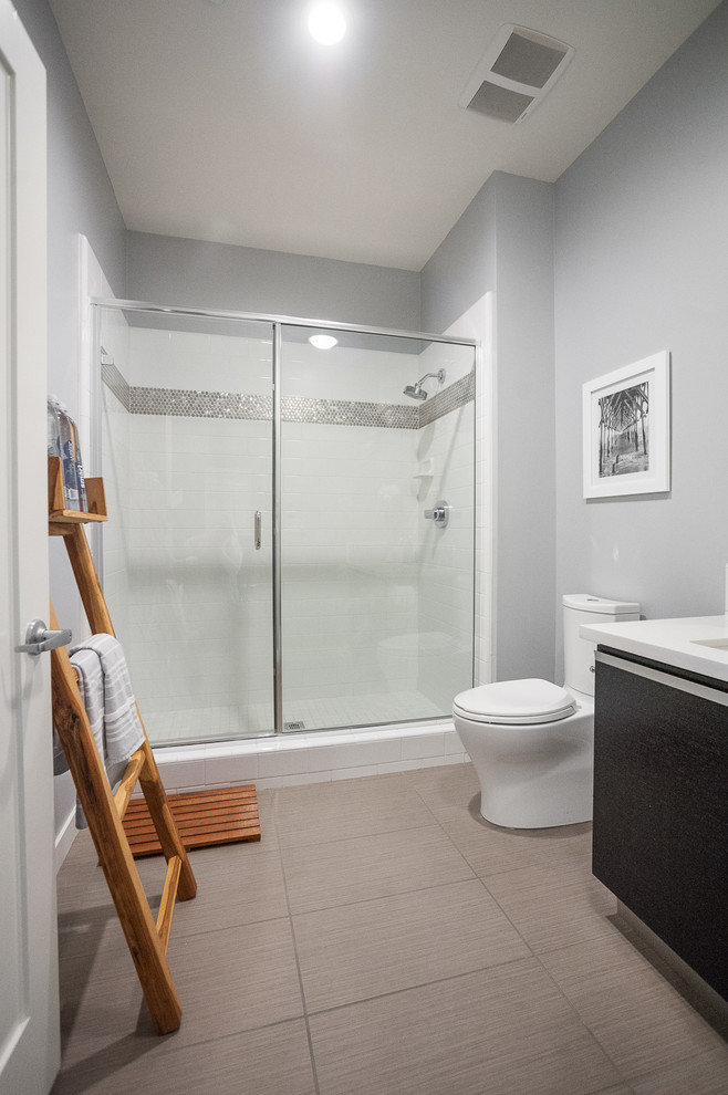 Пример оригинального дизайна: ванная комната в стиле лофт с плоскими фасадами, темными деревянными фасадами, серыми стенами и полом из керамогранита