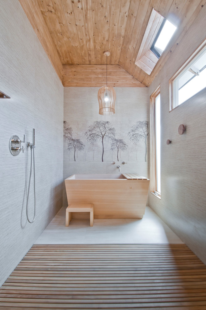 Asiatisches Badezimmer mit freistehender Badewanne, bodengleicher Dusche, grauen Fliesen, grauer Wandfarbe, beigem Boden und offener Dusche in Los Angeles
