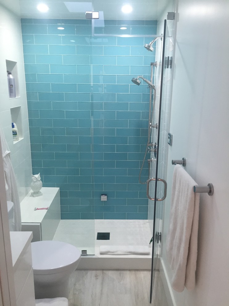 オレンジカウンティにある高級な中くらいなモダンスタイルのおしゃれなマスターバスルーム (フラットパネル扉のキャビネット、白いキャビネット、置き型浴槽、青いタイル、ガラスタイル、白い壁、セラミックタイルの床) の写真