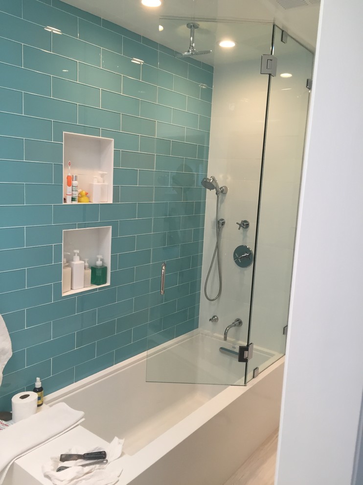 オレンジカウンティにある高級な中くらいなモダンスタイルのおしゃれなマスターバスルーム (フラットパネル扉のキャビネット、白いキャビネット、置き型浴槽、青いタイル、ガラスタイル、白い壁、セラミックタイルの床) の写真