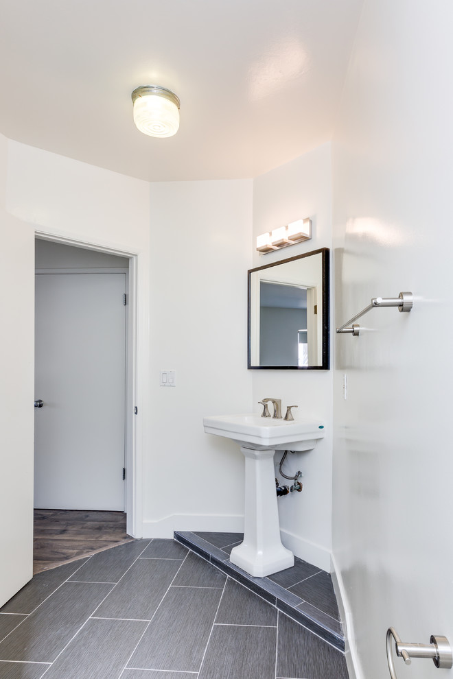 Источник вдохновения для домашнего уюта: ванная комната среднего размера в стиле модернизм с душем в нише, унитазом-моноблоком, черной плиткой, белыми стенами, полом из керамической плитки, душевой кабиной и раковиной с пьедесталом