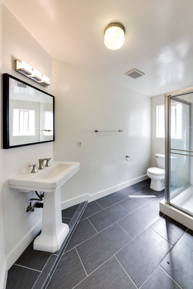 Пример оригинального дизайна: ванная комната среднего размера в стиле модернизм с душем в нише, унитазом-моноблоком, черной плиткой, белыми стенами, полом из керамической плитки, душевой кабиной и раковиной с пьедесталом