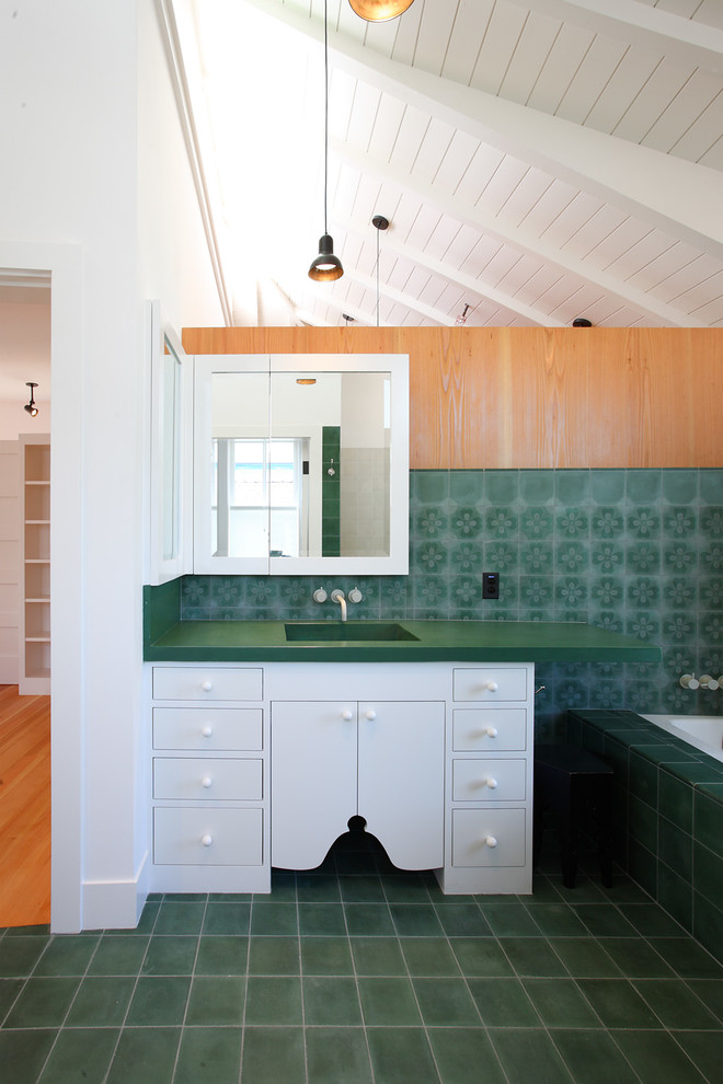 Inspiration för mellanstora moderna en-suite badrum, med släta luckor, vita skåp, ett platsbyggt badkar, en öppen dusch, en vägghängd toalettstol, grön kakel, keramikplattor, vita väggar, klinkergolv i keramik, ett integrerad handfat och bänkskiva i betong