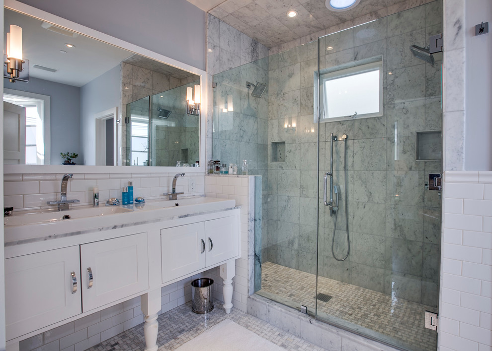 Ispirazione per una stanza da bagno chic con lavabo a bacinella, ante in stile shaker, ante bianche, doccia alcova e piastrelle grigie