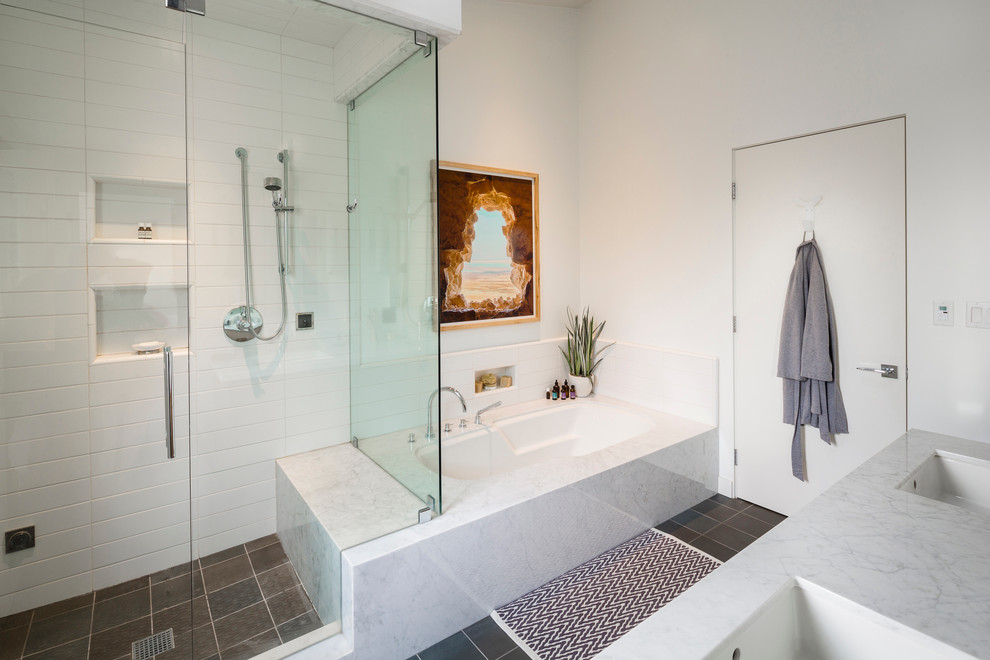 Idée de décoration pour une salle de bain principale design en bois brun de taille moyenne avec un placard à porte plane, une baignoire encastrée, un carrelage blanc, des carreaux de céramique et un plan de toilette en marbre.