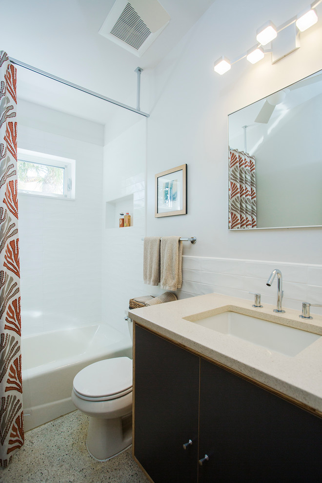 На фото: ванная комната в стиле ретро с белыми стенами, бетонным полом, плоскими фасадами, темными деревянными фасадами и белой плиткой