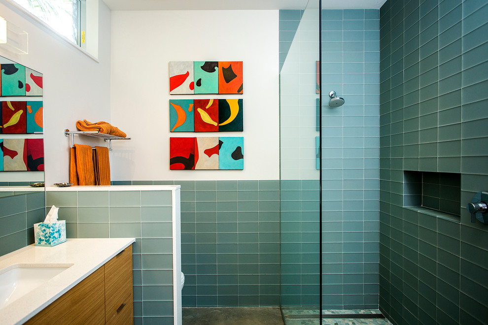 Diseño de cuarto de baño retro con paredes blancas y suelo de cemento