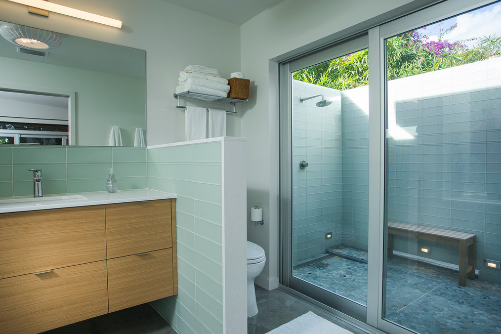 Пример оригинального дизайна: ванная комната в стиле ретро с белыми стенами и бетонным полом