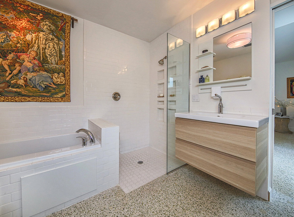 На фото: главная ванная комната среднего размера в стиле ретро с плоскими фасадами, светлыми деревянными фасадами, гидромассажной ванной, открытым душем, белой плиткой, плиткой кабанчик и открытым душем
