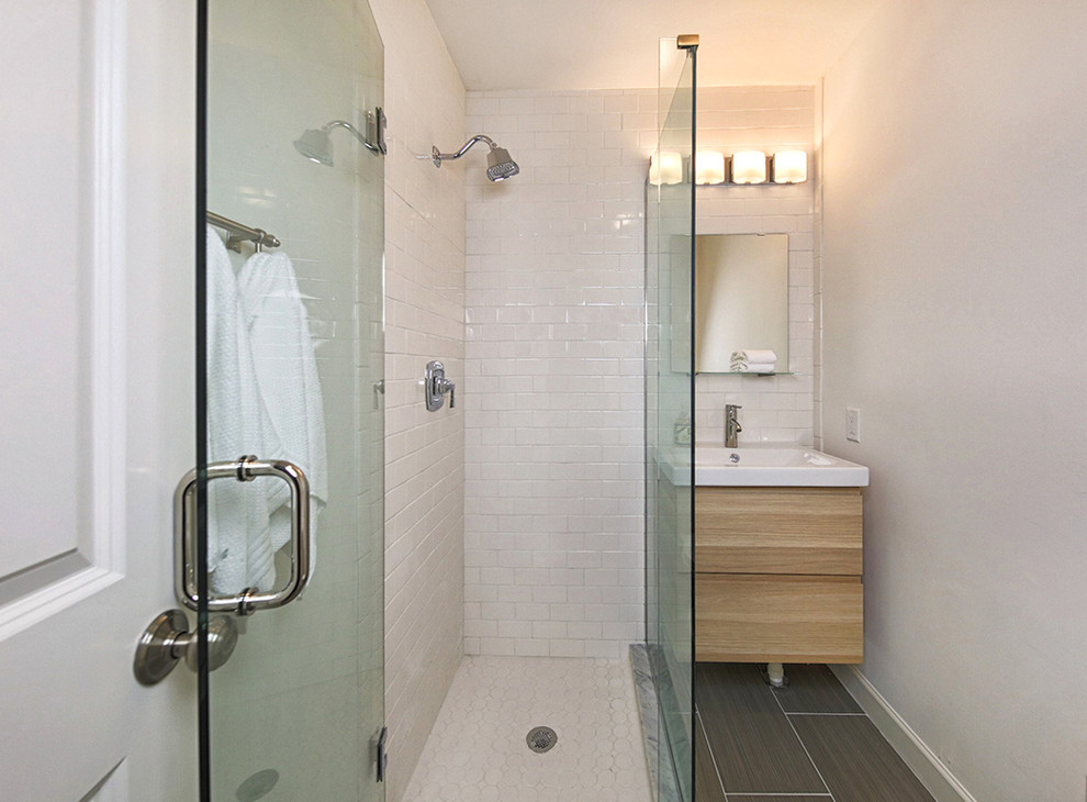 Idee per una piccola stanza da bagno minimalista con ante lisce, ante in legno chiaro, doccia ad angolo, piastrelle bianche, piastrelle diamantate, pavimento in gres porcellanato, pavimento grigio e porta doccia scorrevole