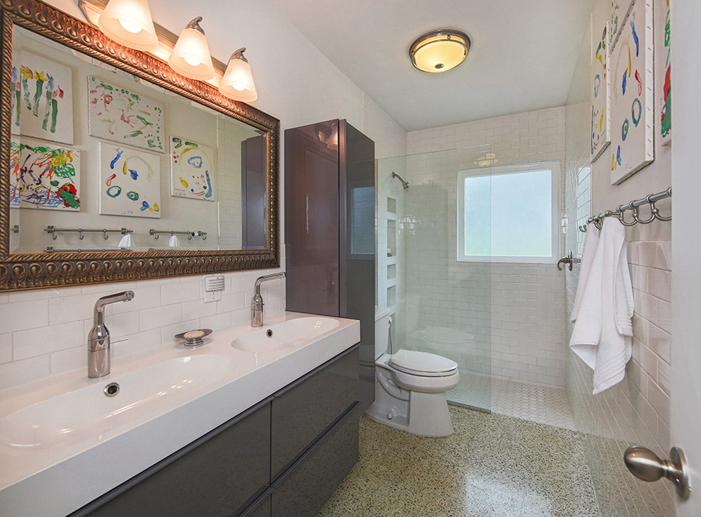 Ispirazione per una stanza da bagno per bambini moderna di medie dimensioni con ante grigie, doccia aperta, piastrelle gialle, piastrelle diamantate, pareti bianche, top in superficie solida e doccia aperta