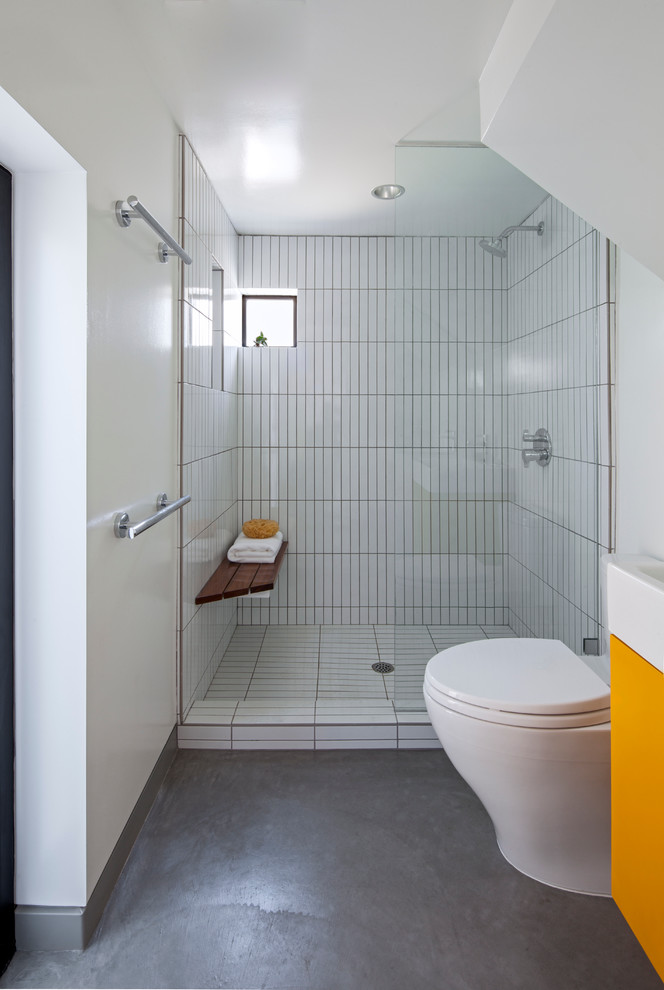 Идея дизайна: маленькая главная ванная комната в современном стиле с плоскими фасадами, унитазом-моноблоком, белой плиткой, белыми стенами, бетонным полом, консольной раковиной, оранжевыми фасадами, угловым душем, керамической плиткой, столешницей из искусственного кварца, серым полом, открытым душем и белой столешницей для на участке и в саду