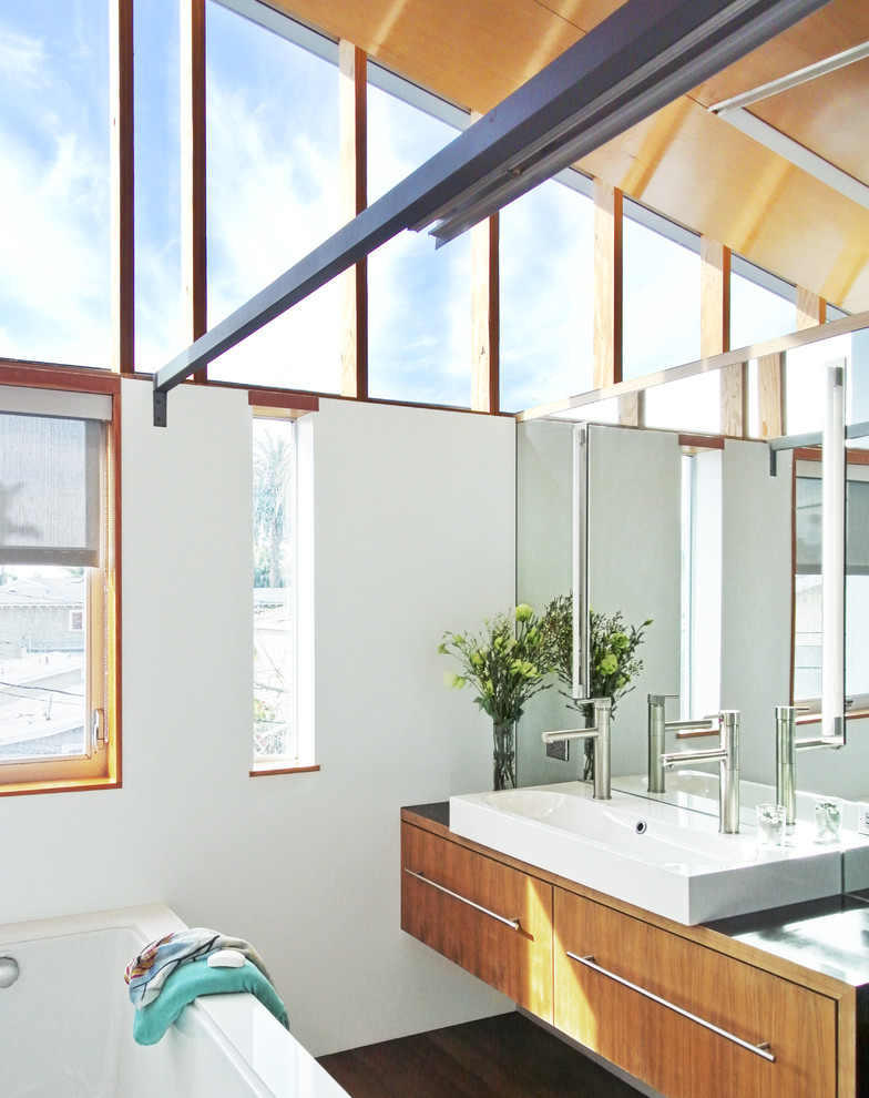 Стильный дизайн: ванная комната в современном стиле с настольной раковиной, плоскими фасадами и фасадами цвета дерева среднего тона - последний тренд
