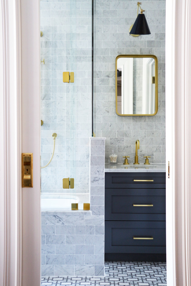 Idée de décoration pour une salle de bain principale minimaliste de taille moyenne avec un placard à porte shaker, des portes de placard bleues, une baignoire encastrée, un combiné douche/baignoire, WC à poser, un carrelage gris, du carrelage en marbre, un mur gris, un sol en marbre, un lavabo encastré, un plan de toilette en marbre, un sol gris et une cabine de douche à porte battante.