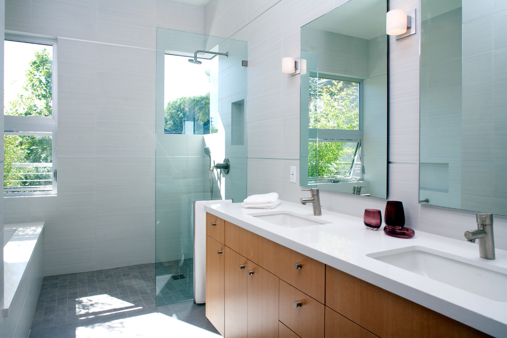 На фото: ванная комната в современном стиле с открытым душем и открытым душем с