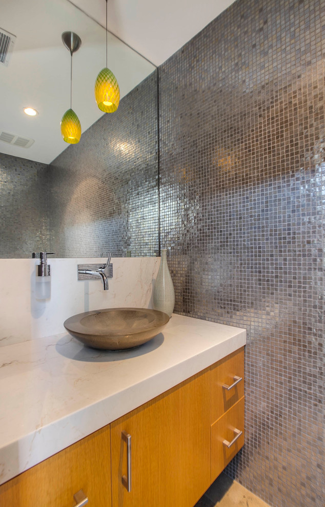 Стильный дизайн: ванная комната в современном стиле с плоскими фасадами, фасадами цвета дерева среднего тона, серыми стенами и настольной раковиной - последний тренд