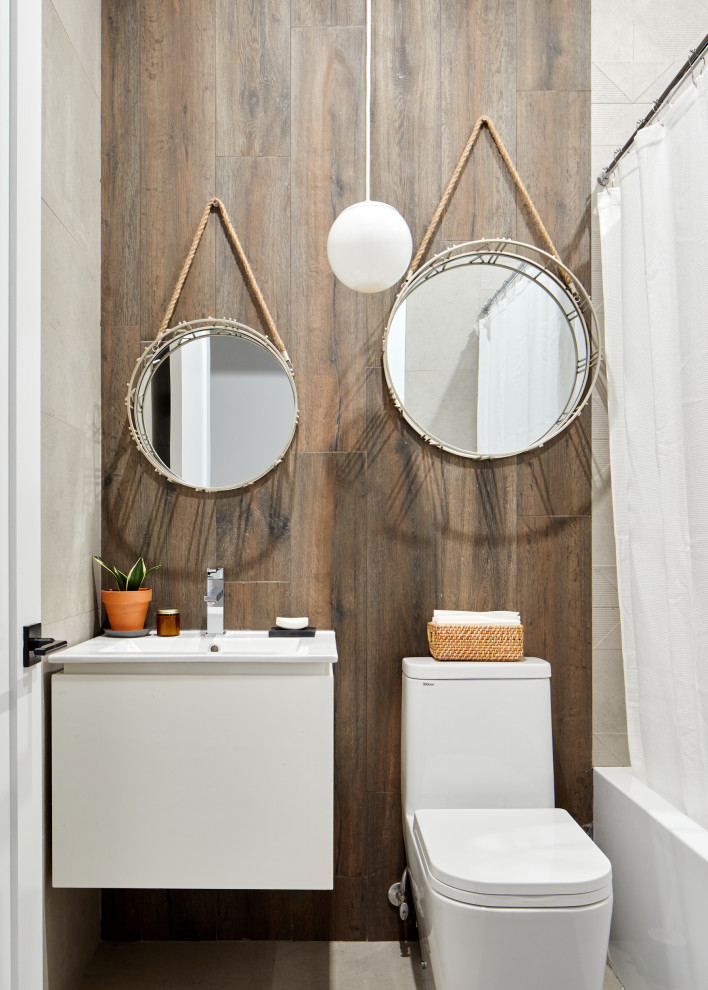 На фото: ванная комната в современном стиле с плоскими фасадами, белыми фасадами, ванной в нише, коричневой плиткой, коричневыми стенами, консольной раковиной, серым полом, тумбой под одну раковину, подвесной тумбой и деревянными стенами