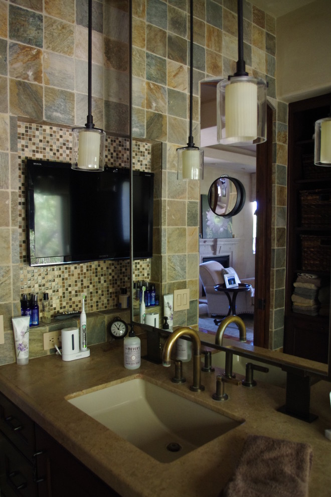 Foto på ett stort amerikanskt en-suite badrum, med ett nedsänkt handfat, granitbänkskiva, brun kakel, stenkakel och mellanmörkt trägolv
