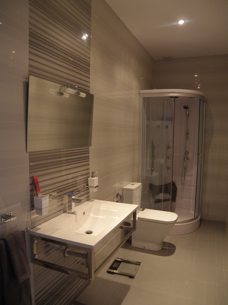 Ispirazione per una stanza da bagno con doccia design di medie dimensioni con doccia ad angolo, WC a due pezzi e lavabo sospeso