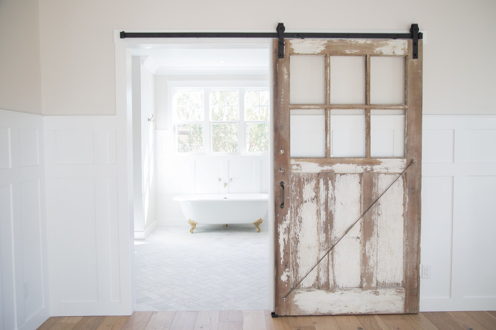 Imagen de cuarto de baño principal campestre de tamaño medio con bañera con patas y paredes grises