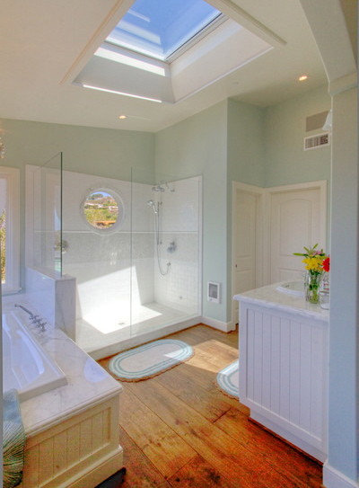 Exemple d'une salle de bain principale chic de taille moyenne avec des portes de placard blanches, une baignoire posée, une douche d'angle, WC séparés, un carrelage blanc, des carreaux de céramique, un mur bleu, un sol en bois brun, un lavabo posé, un placard à porte affleurante et un plan de toilette en marbre.