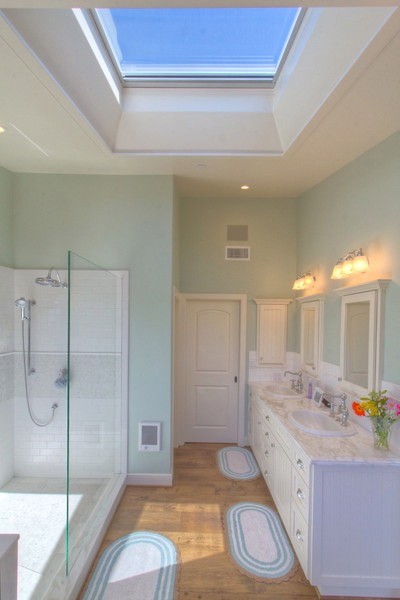 Exemple d'une très grande salle de bain principale chic avec un placard à porte shaker, des portes de placard blanches, une baignoire posée, une douche d'angle, WC séparés, un carrelage blanc, des carreaux de céramique, un mur bleu, un sol en bois brun, un lavabo posé et un plan de toilette en marbre.